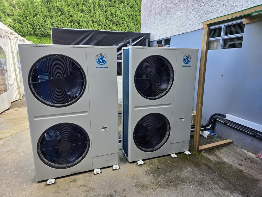 Instalación de unidades exteriores de climatización en local comercial en Asturias 